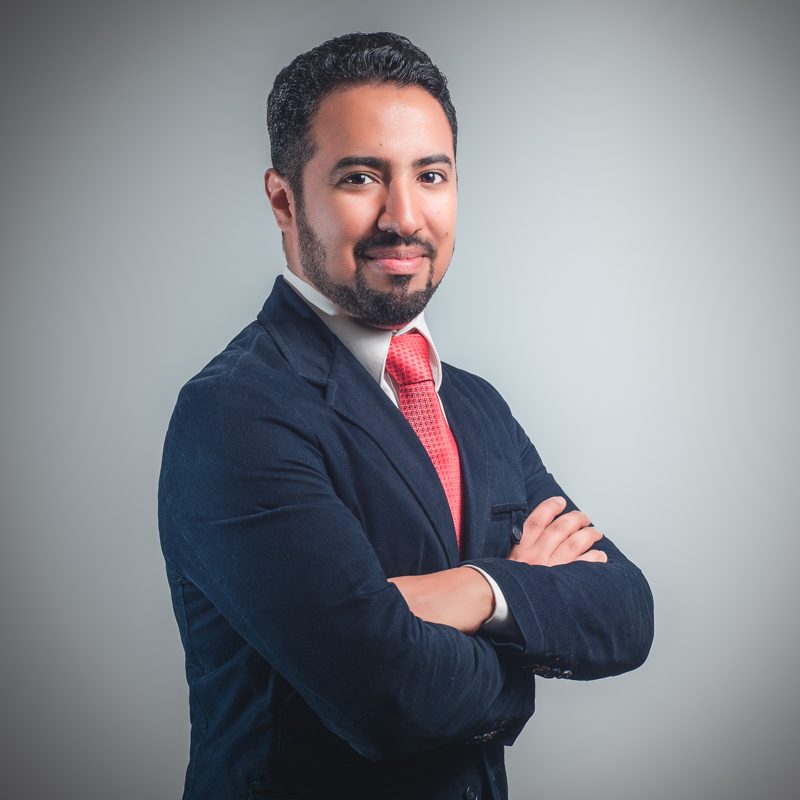 Retrato profesional de un contador del despacho, de traje oscuro y brazos cruzados